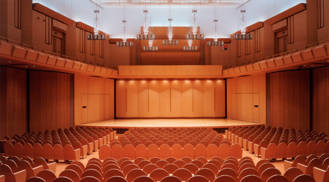 演奏者と聴衆の一体感を造り出すオーバル型のホール